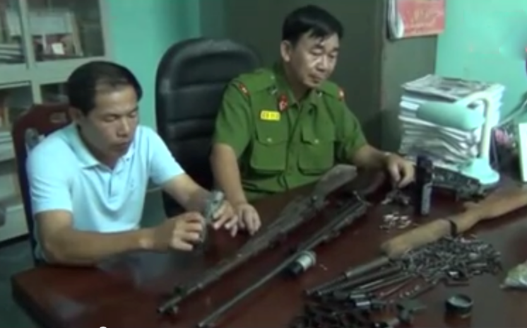 Giai cuu nguoi bi chong cu dung sung khong che trong dem hinh anh