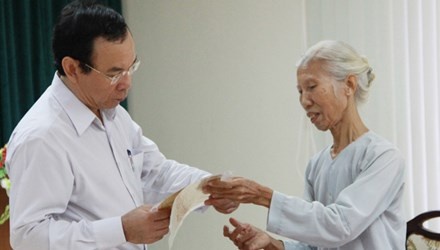 Bo truong an banh my tiep cong dan xuyen trua hinh anh