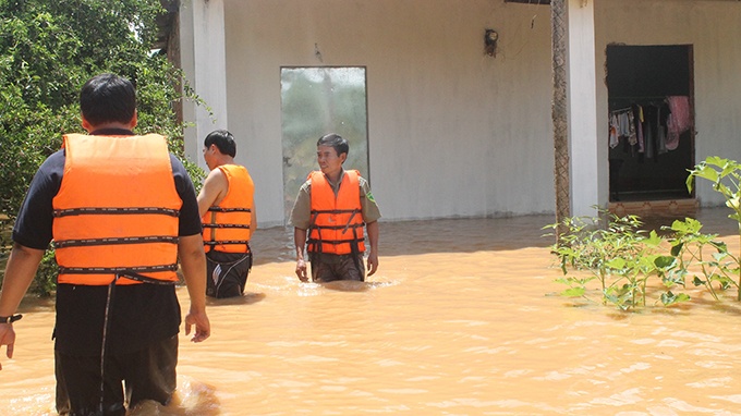 Lu tran ve bat ngo, dan bi bom trong bien nuoc hinh anh