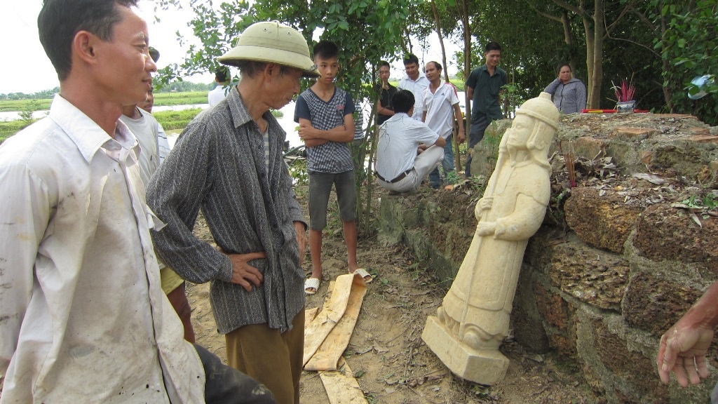  Được biết, Đền Cả - Dinh đô Quan Hoàng Mười còn gọi là Mỏ Hạc Linh Từ có niên đại khá sớm, quy mô kiến trúc đồ sộ. Vị thần được thờ chính là ông Hoàng Mười, một vị quan trong tín ngưỡng thờ tứ phủ được phong 