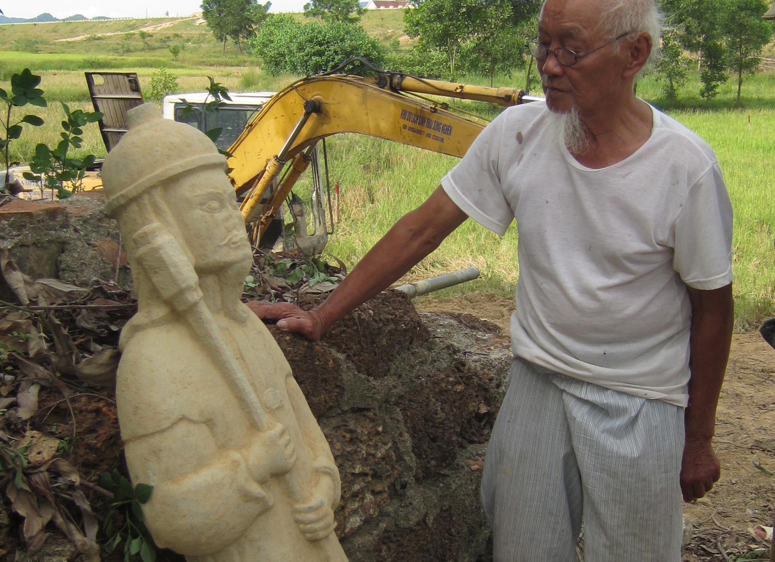 Phat hien pho tuong co nguyen ven o ngoi den ngan nam hinh anh