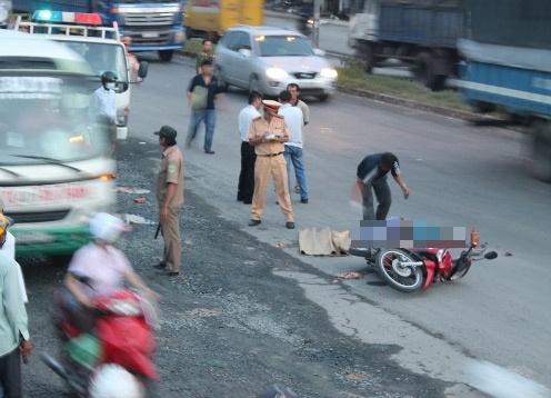 Tranh vung nuoc, bi xe container can tu vong hinh anh