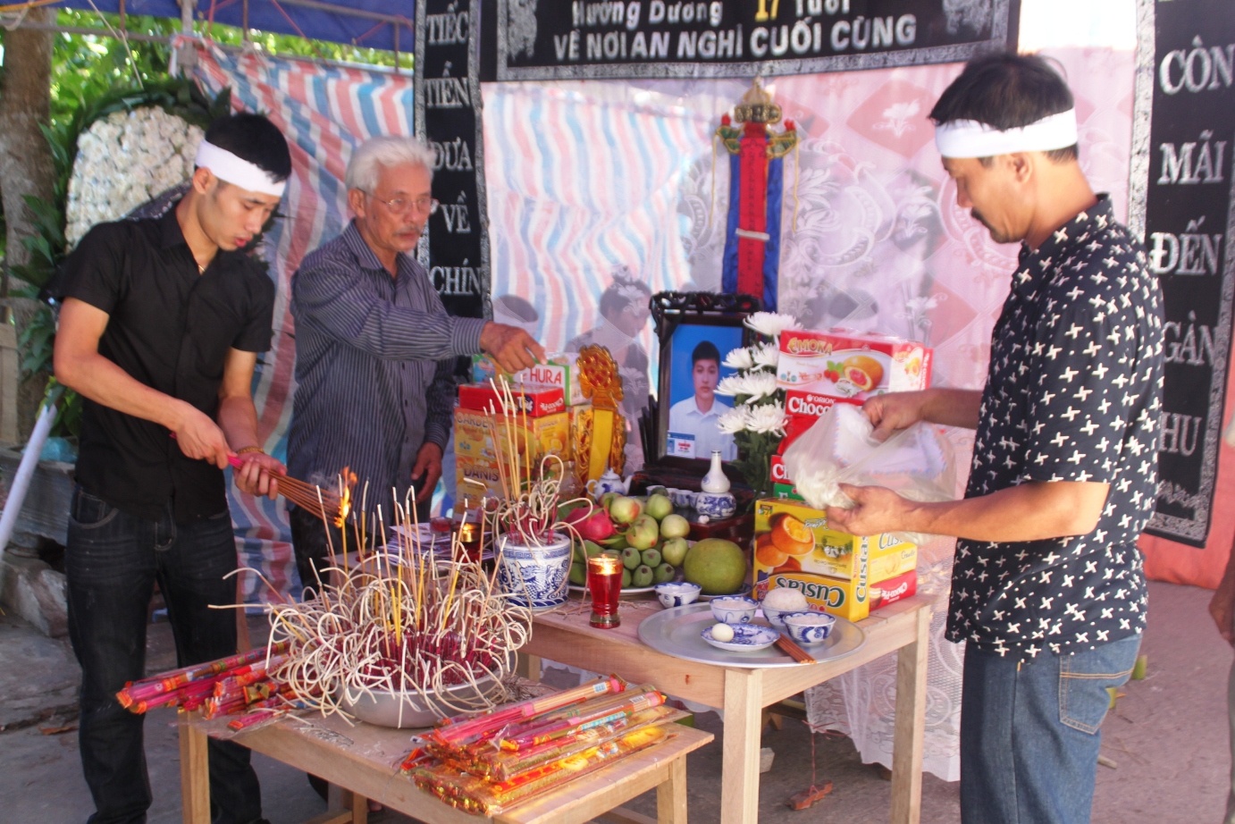 Bàn thờ của em Nguyễn Hoàng Thịnh nghi ngút khói hương. Thịnh là nạn nhân đầu tiền trong 3 em được gia đình tổ chức mai táng.