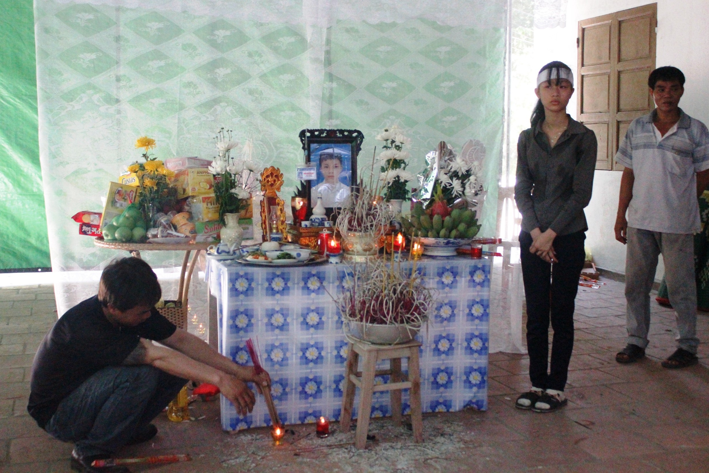 Quan tài và bàn thờ của Đức Anh vì nhà chật nên phải đặt nơi nhà văn hóa khối. Đây là nam sinh bị chết đuối có hoàn cảnh khó khăn nhất.