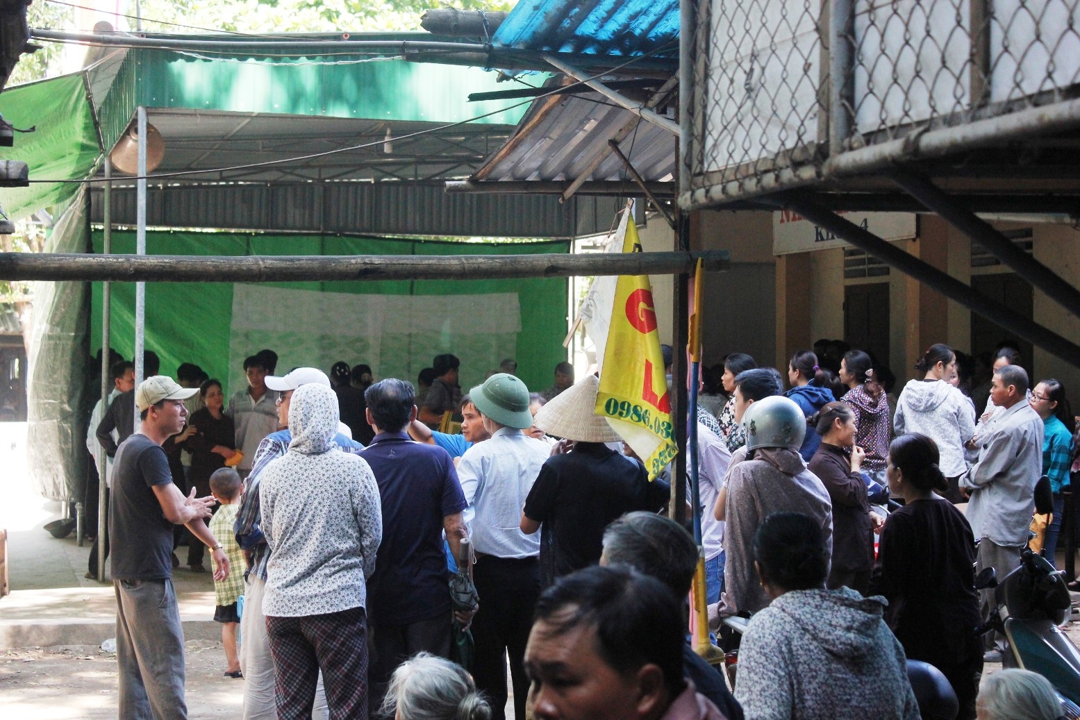 Rất đông người dân, bạn bè đến đưa tiễn Đức Anh về nơi an nghỉ cuối cùng.