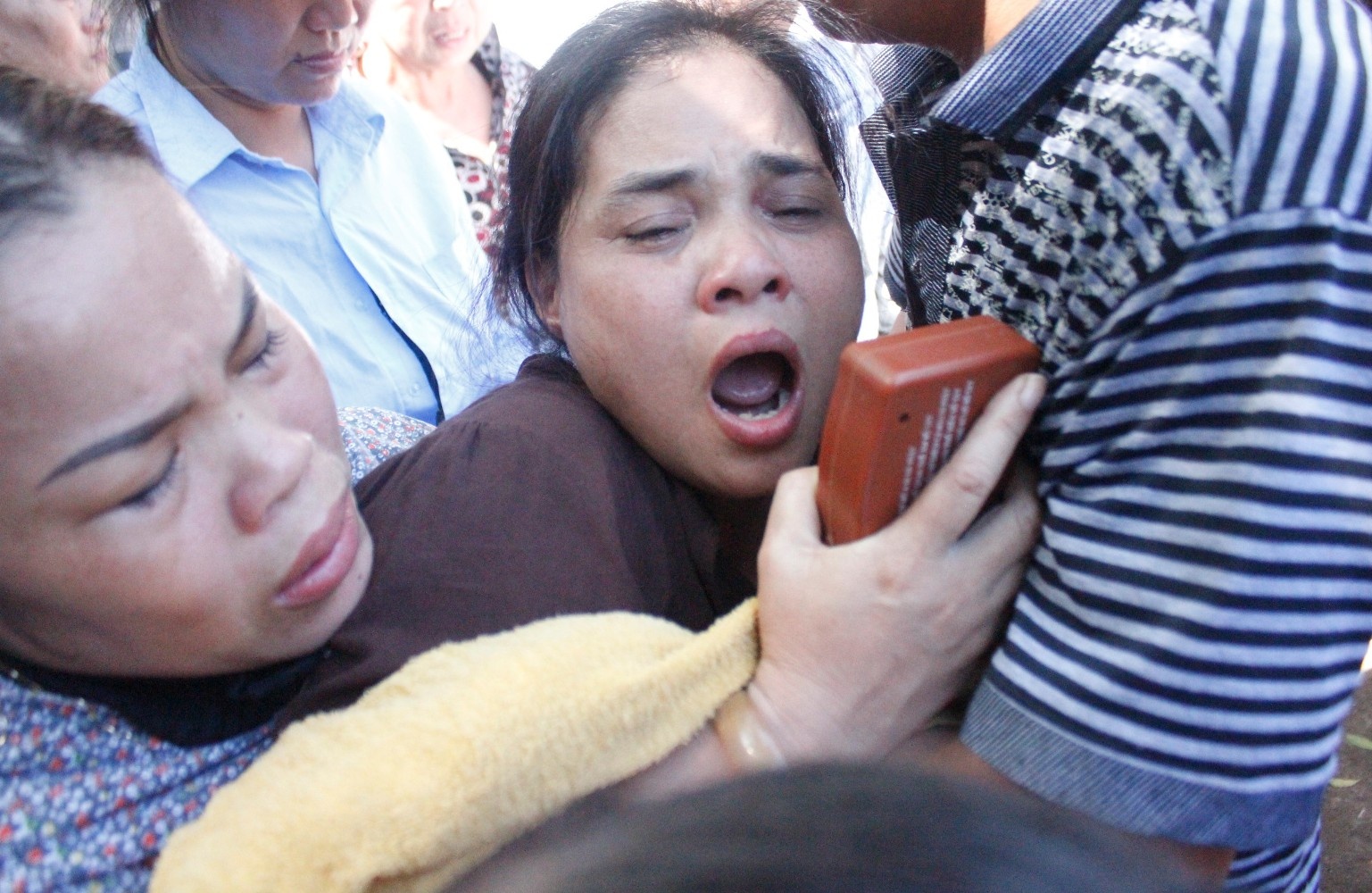 Cha me khoc nghen dua tang 3 hoc sinh chet duoi trong chua hinh anh