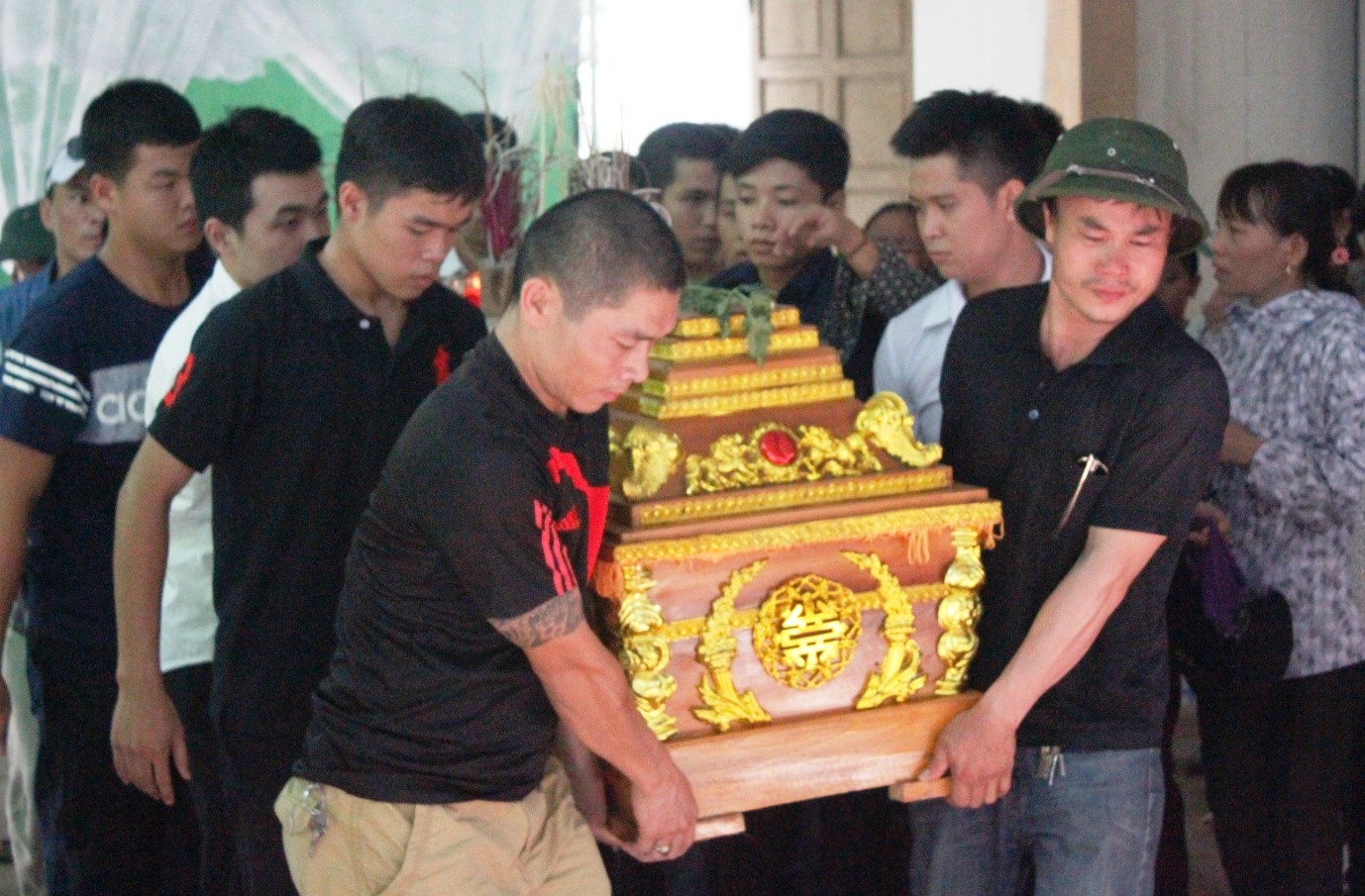 Chiếc quan tài chứa thi thể nạn nhân xấu số được đưa lên xe tang về nơi an nghỉ cuối cùng. 