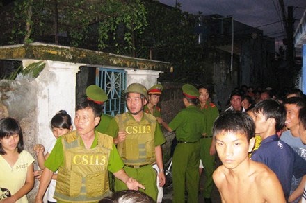 Dau sung bat ke cuop tien, mot cong an bi ban trung dui hinh anh