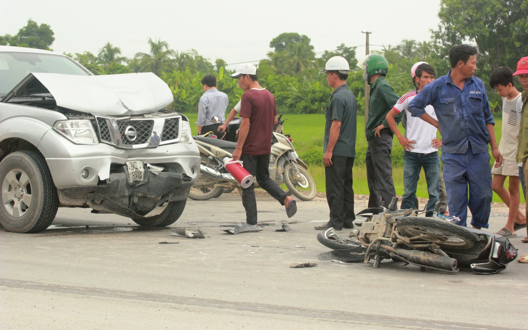 Nam thanh nien khong doi mu bao hiem dam truc dien oto hinh anh