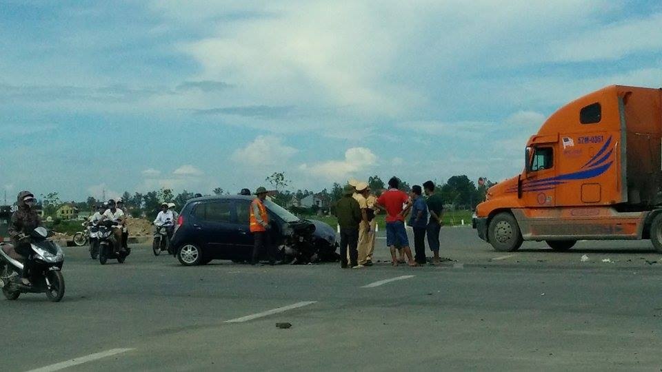 Vụ tai nạn xảy ra vào lúc 14h chiều nay (29/7) tại ngã tư tử thần thuộc địa bàn xã Hưng Tây, huyện Hưng Nguyên (Nghệ An). Những người chứng kiến vụ việc cho biết, thời điểm trên, xe ô tô 4 chỗ đang lưu thông trên quốc lộ 46 hướng Nam Đàn-TP Vinh. Khi đến ngã tư giao cắt với đường tránh TP Vinh thì đâm ngang vào chiếc xe tải chở hoa quả đang chạy hướng Bắc-Nam.