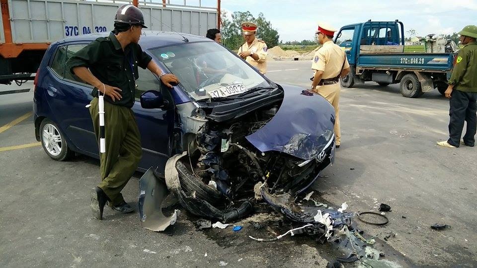 Xe oto nat dau sau cu tong truc dien xe tai o nga tu tu than hinh anh