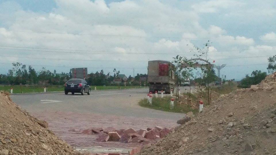 Chiếc xe tải chạy đi một đoạn mới dừng lại và cũng bị hư hỏng nhưng số hoa quả trên xe không bị rơi xuống.