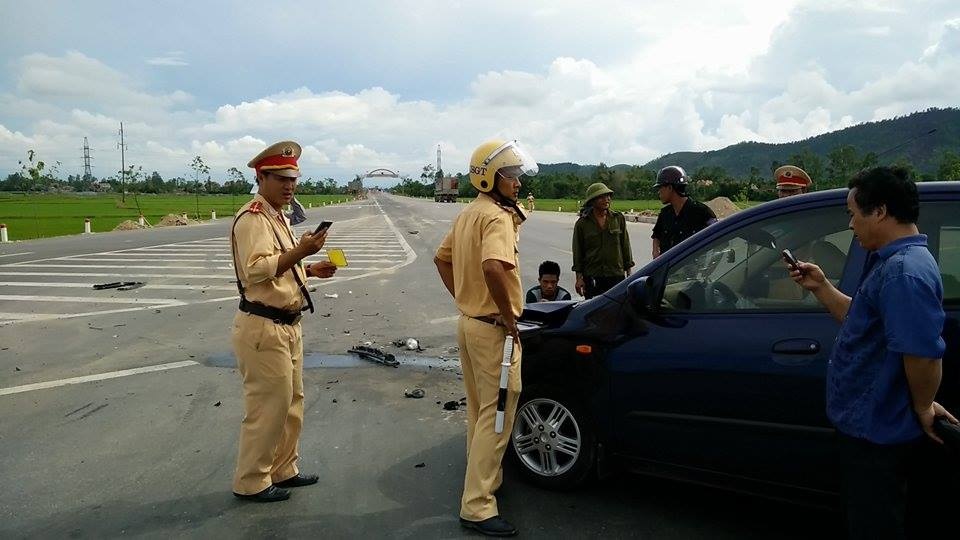 Cú đâm mạnh khiến chiếc ô tô 4 chỗ ngồi bị bật trở lại. May mắn túi khí trên ô tô con bung ra thời điểm xảy ra va chạm nên tài xế thoát chết, chỉ bị xây xát nhẹ. 