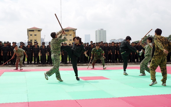 Đôi nam nữ hạ gục 5 thanh niên có hung khí