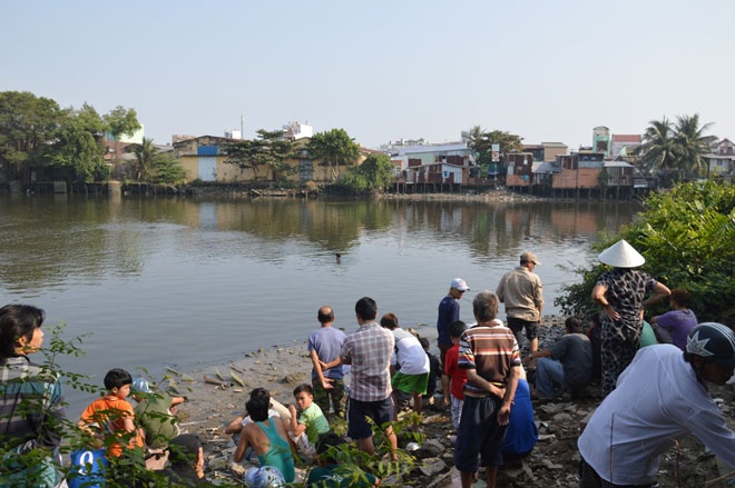 Hai chi em chet duoi tai ho nuoi tom hinh anh