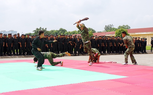 1 người chống chọi với 4 đối tượng có hung khí...