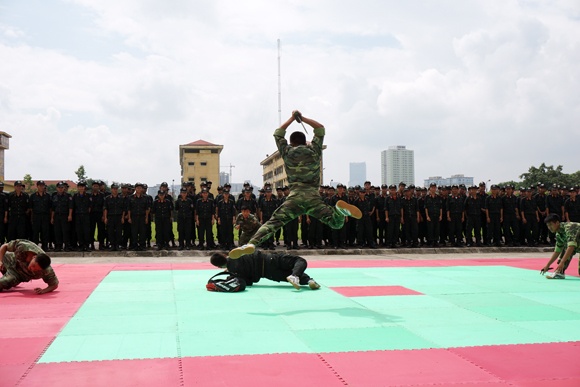 ... pha ngả người tránh đòn khi đối tượng tấn công bằng đao
