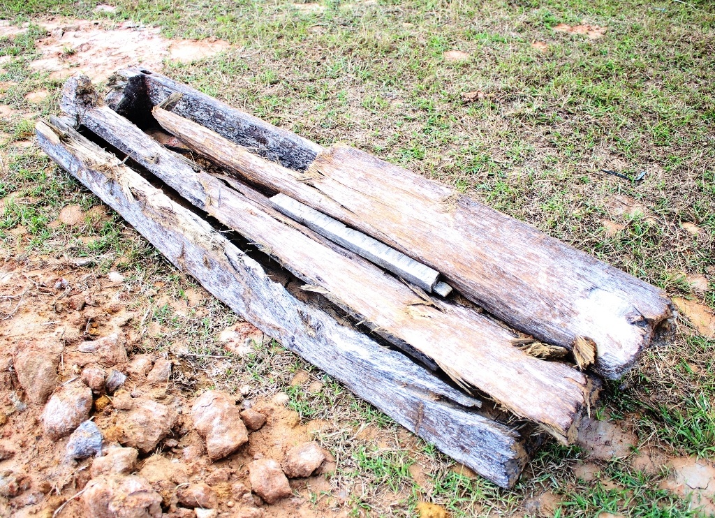 Phat hien mo co thoi Le, cong nhan dua hai cot di chon hinh anh