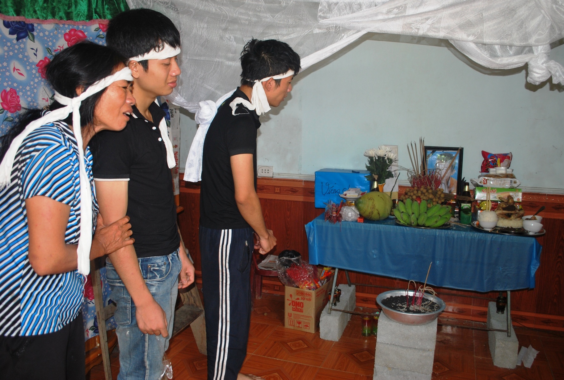 Me khoc ngat ben ban tho con chet duoi vi cuu ban hinh anh