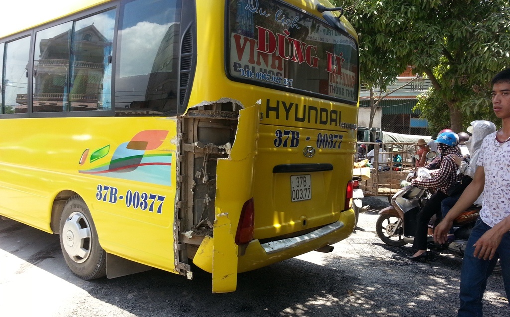 Xe khach bi dam vo duoi, hanh khach hoang loan hinh anh