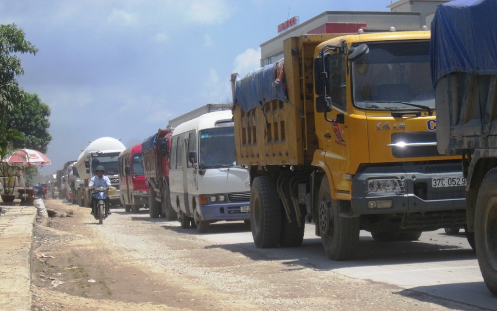 Quốc lộ 1A đoạn qua khu vực xảy ra tai nạn bị ách tắc nghiêm trọng, kéo dài ở cả hai chiều.