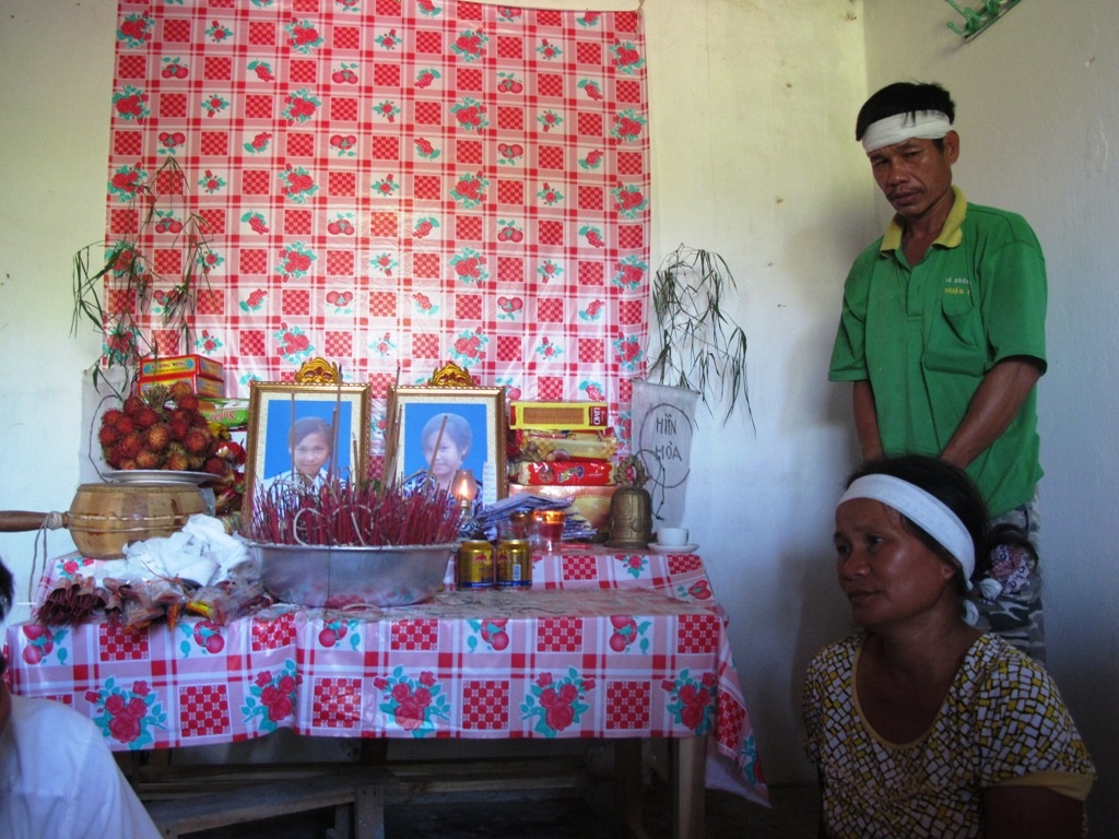 Vợ chồng anh Long chị Thành ngẹn đắng bên bàn thờ hai con.