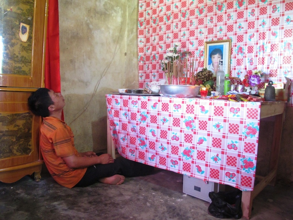 Anh Nin khóc ngất bên bàn thờ con gái.