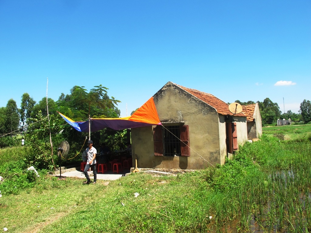 Ngôi nhà nghèo xơ xác của cha con anh Nin nằm ở cuối làng.