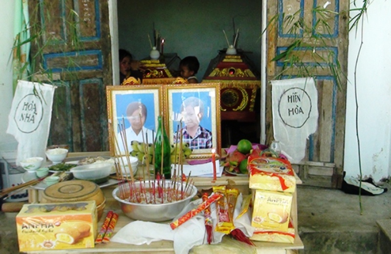 Bàn thờ và di ảnh hai chị em Na và Niệm.