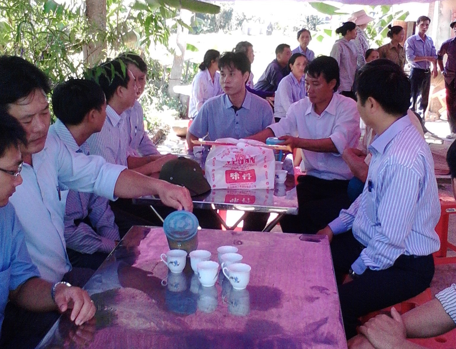 Rất đông bà con cũng như lãnh đạo địa phương đến chia buồn, đưa tiễn hai em về nơi an nghỉ cuối cùng.