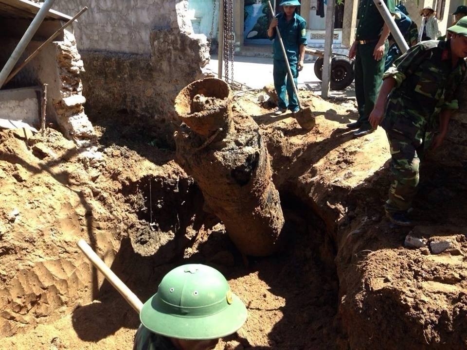 Dao mong, phat hien dau dan ten lua nang 200 kg hinh anh