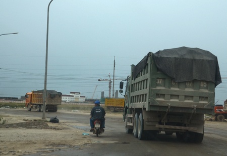 Đoàn xe Howo thùng cao gần 2m chất đầy đá 