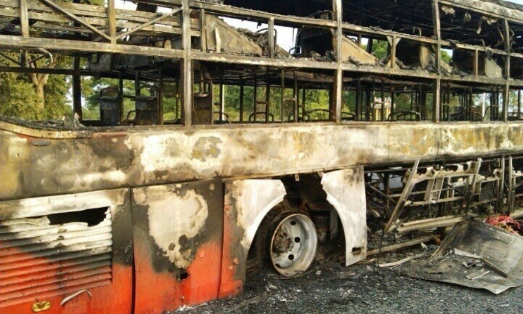 Chiếc xe nổ lốp trước khi bị cháy rụi hoàn toàn.