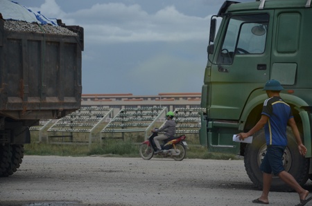 Trước khi vào bên trong, các lái xe đều phải xuất trình phiếu cân qua ít nhất 2 cổng kiểm soát để kiểm soát lượng hàng hóa