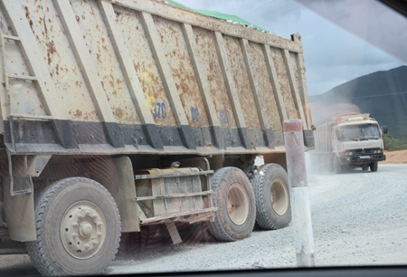 Theo chân những đoàn xe này, chúng tôi đến xã Kỳ Phương, Kỳ Anh - nơi nhà thầu Xuân Trường đang thi công tuyến QL1