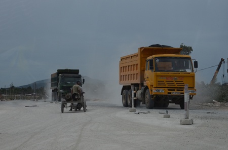 Dù đường đang trong quá trình thi công nước rút nhưng những đoàn xe 