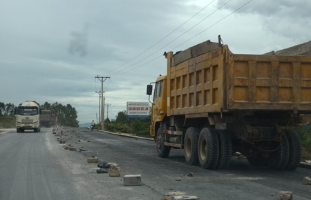 Tuy nhiên biện pháp này cũng không mấy hiệu quả, các xe quá tải vẫn đè qua hàng rào đá đi vào khu vực thi công