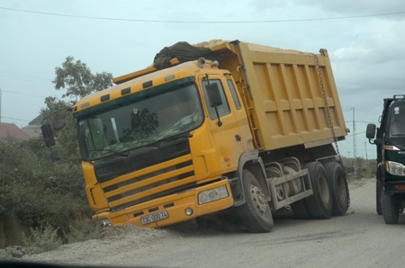 Hậu quả tất yếu là đường lún, xe bị trượt xuống rệ đường