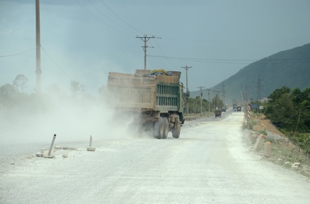 Theo nhà thầu, việc xe quá tải quần thảo trên tuyến đường sắp hoàn thành không chỉ làm ảnh hưởng đến tiến độ thi công mà còn gây ảnh hưởng nghiêm trọng đến chất lượng công trình sau này