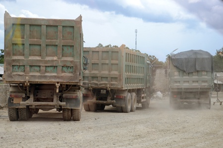 Chỉ trong vòng chưa đầy 10 phút, PV đếm được gần 20 xe Howo loại 