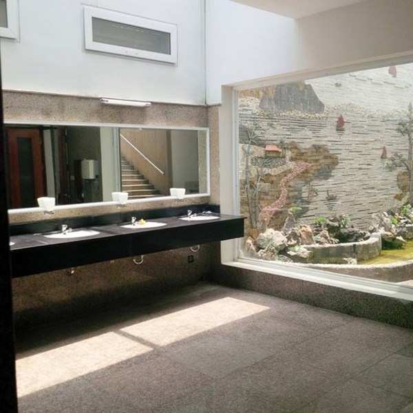 Từ khi đưa vào sử dụng, nhà vệ sinh công cộng tiền tỷ này mới một lần phải sửa chữa vì bị ngập nước.