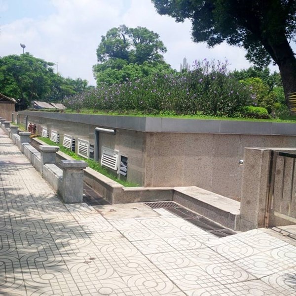 Nhà vệ sinh công cộng này được xây dựng nổi 1,2m trên mặt đất và phần chìm là 4m, thuộc Dự án khu trưng bày ngoài trời của Bảo tàng Văn hóa các dân tộc Việt Nam.