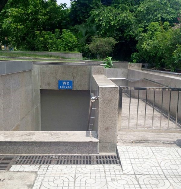 Lối vào phía sau của nhà vệ sinh công cộng này thường đóng cửa, nhân viên trông giữ chỉ mở cửa phía trước trong giờ làm việc.