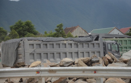 Trên thùng xe đầy ắp đá