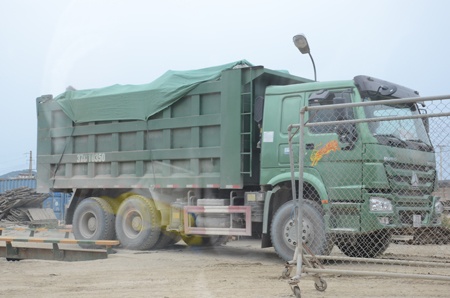 Sau khi rẽ vào khu vực khu công nghiệp, các xe đều phải vào bàn cân của Công ty Thanh Thành Phát để xác định trọng tải