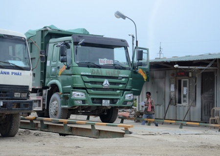 Một xe Howo chở đá lên bàn cân, kim đồng hồ chỉ ngay tới vạch 52 ,14 tấn, vượt gần 4 lần tải trọng hàng được phép chở của loại phương tiện này