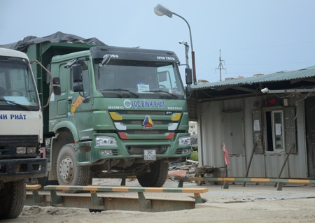 Một xe Howo của công ty Lộc Bình Phát có tổng trọng tải đo được trên bàn cân là 61 tấn, gấp gần 5 lần quy định