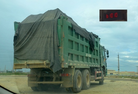 Chia bình quân ra 3 trục, thì mỗi trục chịu trọng tải trên 20 tấn