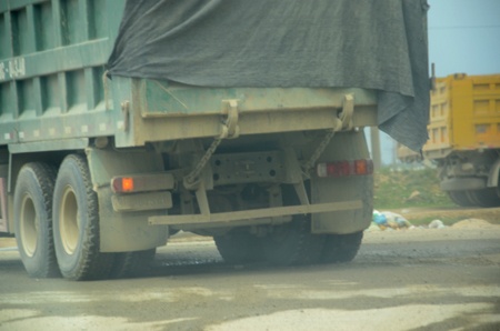 Xe đi đến đâu vệt hằn bánh xe hiện rõ ngay trên đường ở đó