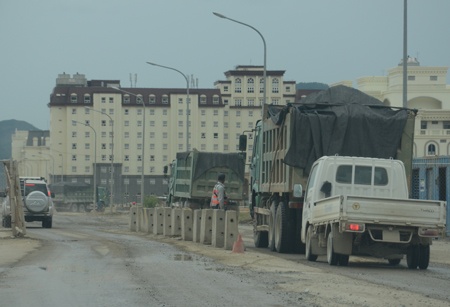 Đoàn xe quá tải thẳng tiến vào khu vực đang xây dựng ở khu công nghiệp FOMOSA